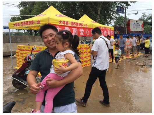 大骨面冒雨赴安阳,爱心小站助力灾民_河南网